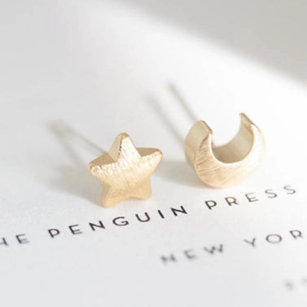 NEW!๐๐๐GOLDENโญ๏ธSTAR๐MOON STUDS!๐๐๐ADORABLE! - Picture 7 of 8